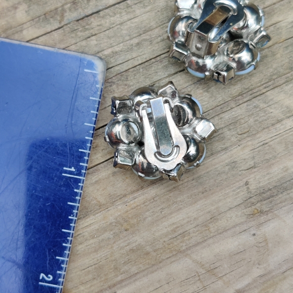 Vintage 1950s blue rhinestone flower earrings - Picture 4 of 4